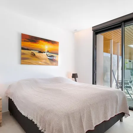 Jade Tower - 2-bedroom Coastal Luxury In