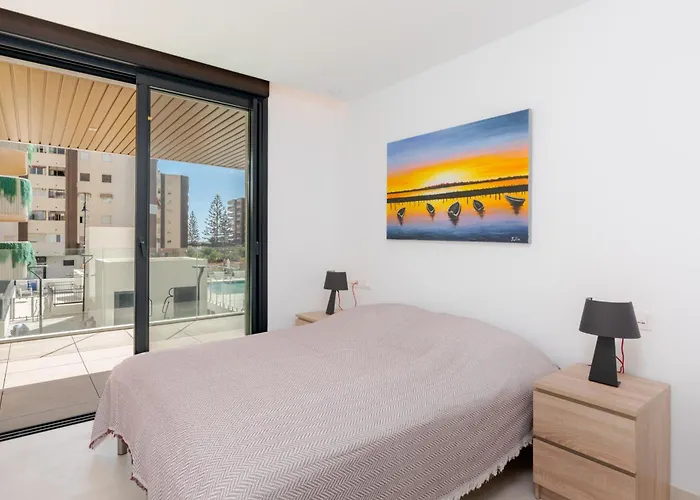 Jade Tower - 2-bedroom Coastal Luxury In フエンヒロラ