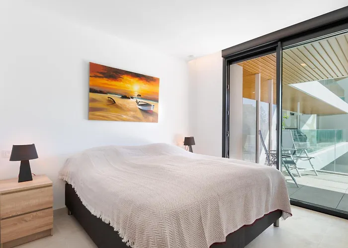 Jade Tower - 2-bedroom Coastal Luxury In